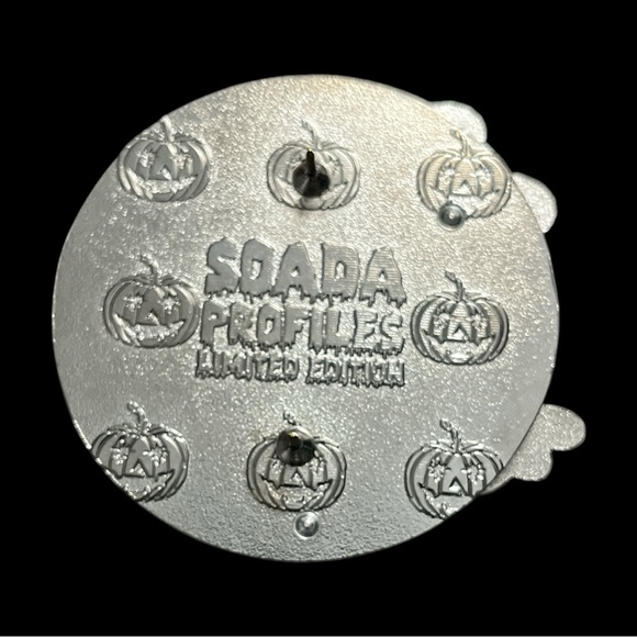 Magically Horrific™ Minnie Mouse as a Werewolf Limited Edition Profile Pin - Picture 2 of 2